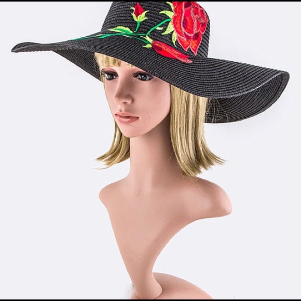EMBROIDERED FLOPPY STRAW HAT